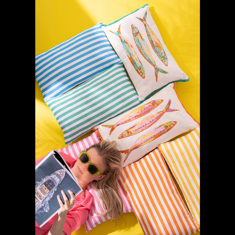 J-Line Striped Multicolor kussens met Sardines kussen tegen gele achtergrond