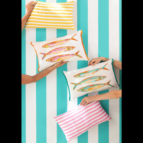 J-Line Striped Multicolor outdoor kussens met Sardines kussen tegen wit-blauwe achtergrond