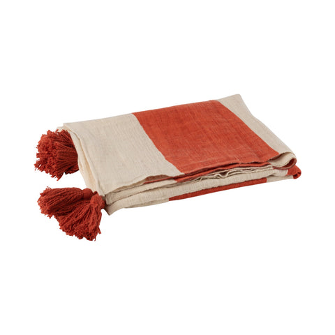 J-Line Beach Grooves Coral katoenen plaid in oranje en beige, opgeplooid met decoratieve kwastjes.