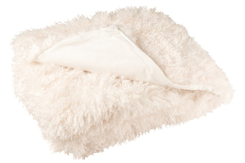 Opgeplooid wit plaid met één omgeslagen hoek voor textuurdetail.