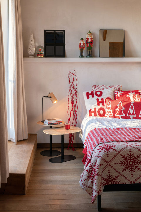 Plaid ‘Snowflakes’ op bed, gecombineerd met kerstkussens in rood en wit