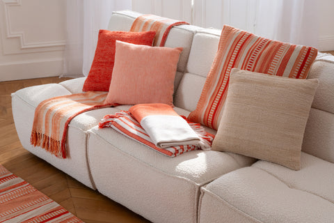J-Line Striped Dark Orange plaid op beige zetel met decoratieve kussens
