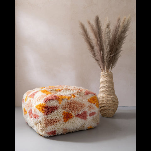 J-Line Geometric poef in beige interieur met vaas en pampasgras