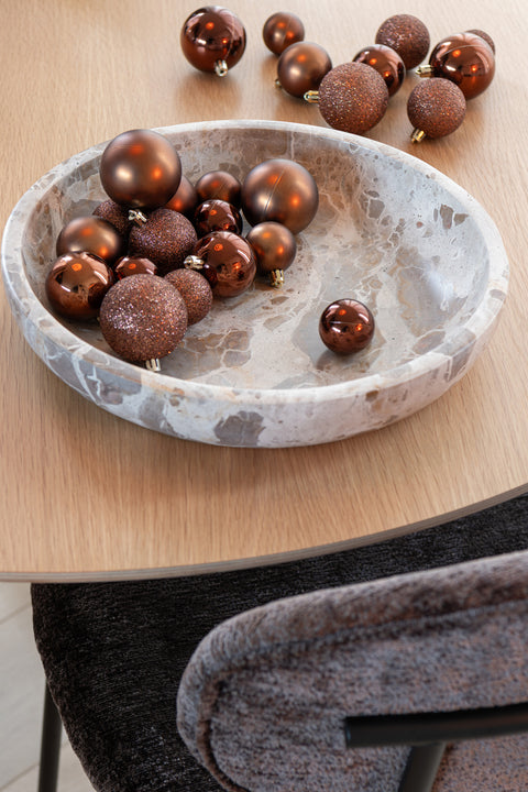 J-Line schaal Marble Beige met bronzen kerstballen op houten tafel
