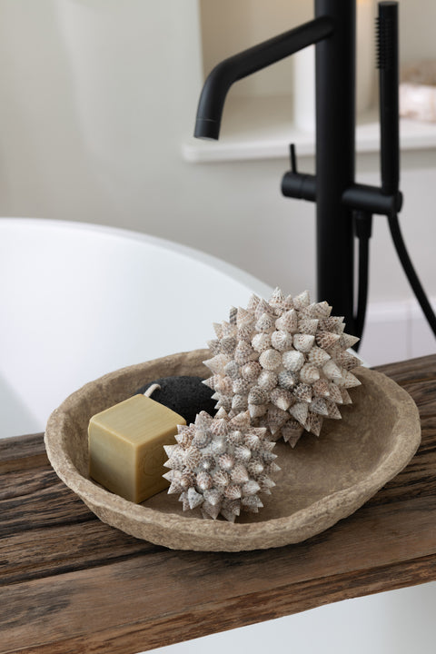 J-Line schaal papier-maché gevuld met deco-objecten in beige badkamer