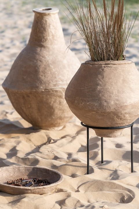 J-Line papier-maché schalen in combinatie met vazen, gestyled op strand