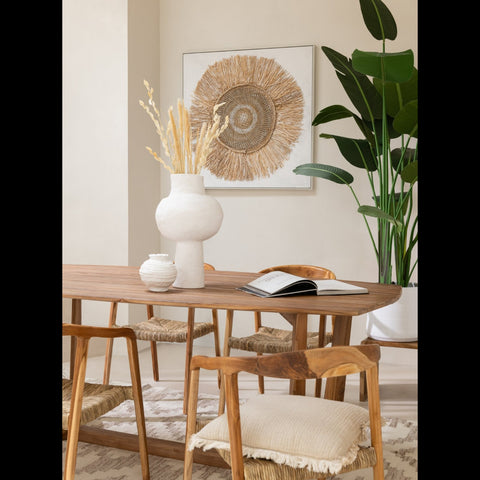 Schilderij Ibiza Circle van J-Line aan een beige muur bij een sfeervolle eethoek.
