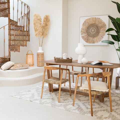 Schilderij Ibiza Circle van J-Line aan een beige muur bij een sfeervolle eethoek.