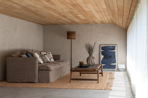 J-Line schilderij ‘Pog’ in een volledig beige interieur – natuurlijke styling met zachte texturen en neutrale tinten