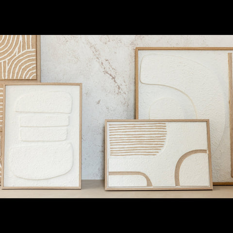 Set van twee witte Cells schilderijen van J-Line gecombineerd met andere kunstwerken in een stijlvol interieur.
