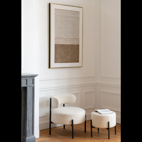J-Line Schilderijen Lame boven twee witte stoelen tegen een statige witte muur.