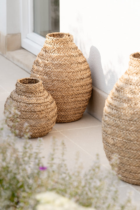  Decoratieve rotan vazen 'Seagrass' van J-Line in small, medium en large op natuurlijke ondergrond