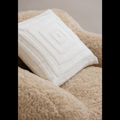 Detail van de J-Line Shearl Small zetel met beige kussen