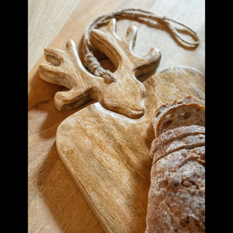 J-Line Reindeer Medium snijplank van mangohout met brood erop