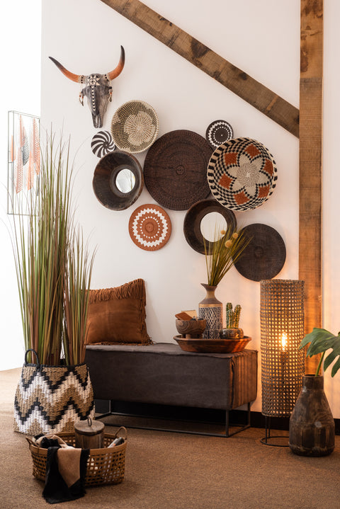 J-Line spiegel Bowl gecombineerd met andere muurdecoratie in bohemian interieur.