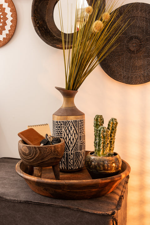 J-Line spiegel Bowl gecombineerd met rotan en houten muurdecoratie.