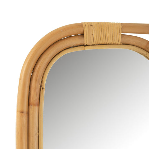 Detail van de afgeronde bovenzijde en rotanafwerking van de J-Line Spiegel Ladder Rattan.