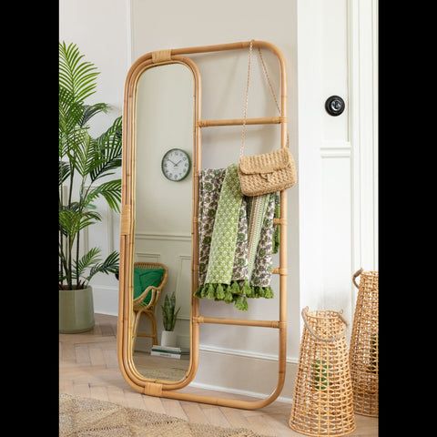 J-Line Spiegel Ladder Rattan in een warm interieur met sjaals aan de ladder, rotan lantaarns en een groene kamerplant voor een natuurlijke en sfeervolle uitstraling.