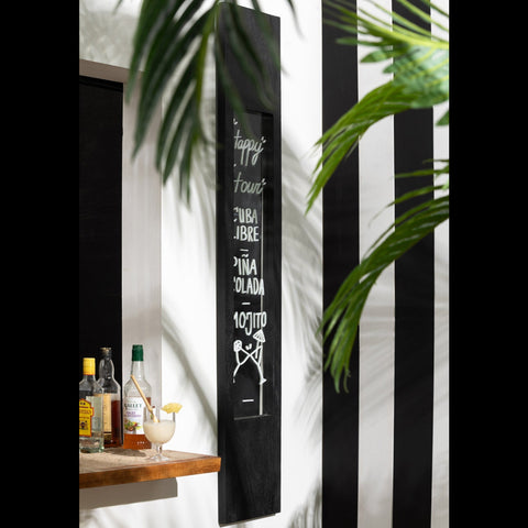 J-Line Spiegel Mango Wood Black naast een buitenbar, afgewerkt met groene planten voor een stijlvolle en natuurlijke uitstraling.