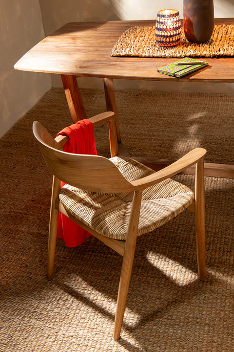 J-Line Stoel Hiro aan houten tafel met rotan mat – naturel interieur