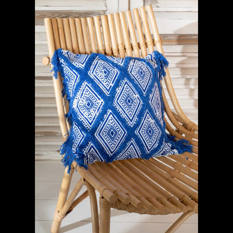 J-Line stoel Rattan Naturel gestyled met het Oriental kussen in een warm bohemian interieur met natuurlijke materialen.