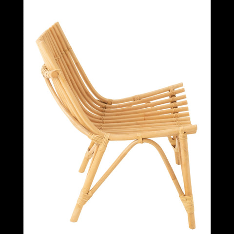 Zijaanzicht van de J-Line Rattan Naturel stoel in naturel rotan met organisch gevormde rugleuning.