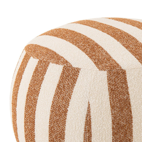 Detail van de camel en off-white gestreepte bekleding van de J-Line Striped poef