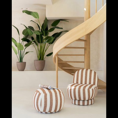 J-Line Striped poef in camel en off-white samen met de bijpassende zetel voor een houten draaitrap
