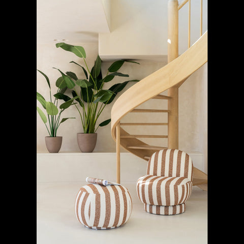 J-Line Striped zetel met bijpassende poef voor een lichte houten draaitrap