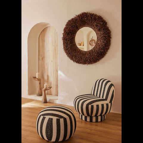 J-Line Striped zetel met poef tegen een beige muur naast de J-Line Sisal zetel
