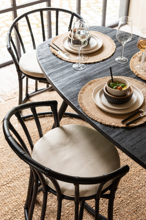 J-Line tafel Oval, bovenaanzicht, gedekt met rotan placemats.