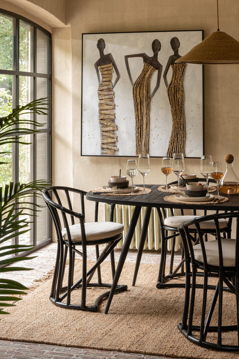 J-Line tafel Oval in beige interieur, gecombineerd met zwarte stoelen