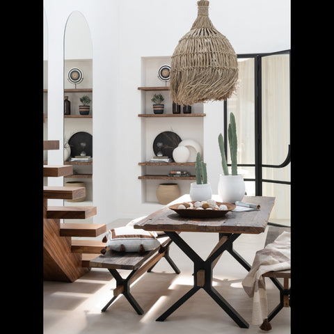 J-Line Vintage Wood Brown tafel in wit interieur met rotan lamp en houten banken