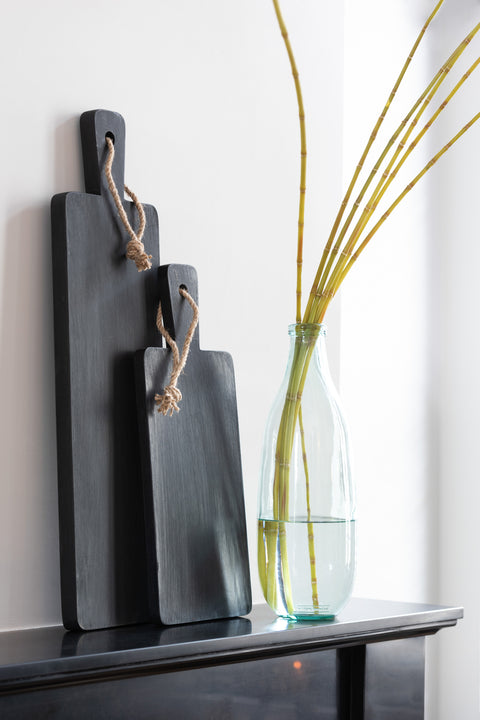 J-Line Vaas Bottle gecombineerd met twee zwarte snijplanken – transparant glas