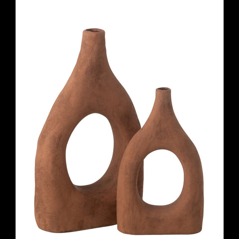 Keramieken vazen Ubi van J-Line in large en small formaat, samen gestyled in bruine aardetinten