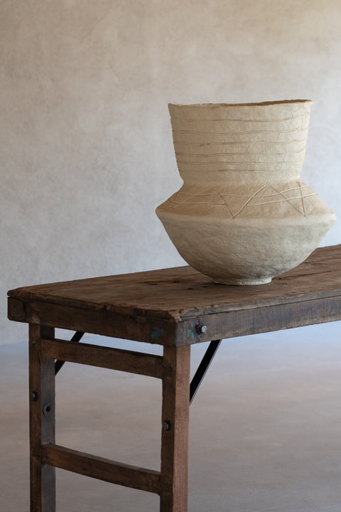 Naturel Veda vaas van J-Line op donkerbruin houten tafel