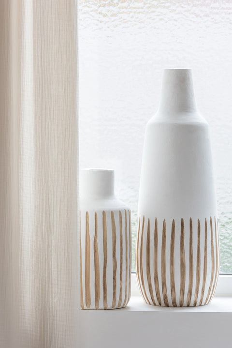 Interieurfoto van de J-Line vazen 'Ying' small en large, decoratief geplaatst op de vloer met natuurlijke styling.