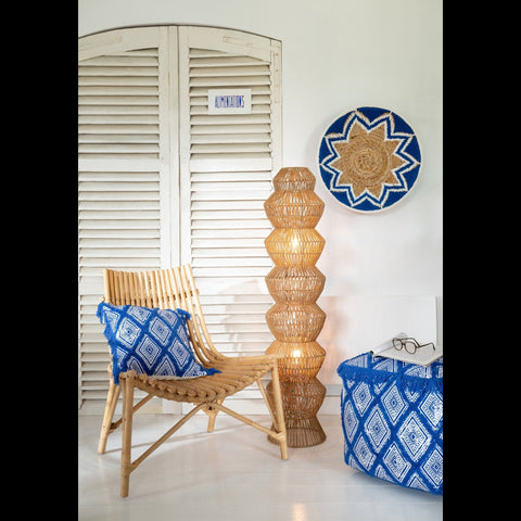 J-Line Vloerlamp Rope naast een rotan stoel met Oriental kussen en Oriental poef in een bohemian interieur.