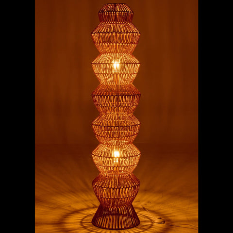 J-Line Vloerlamp Rope die warm licht verspreidt in een donkere ruimte.