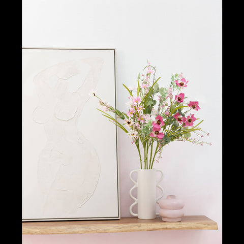 J-Line wandplank Gerard Natural tegen een roze muur met een wit schilderij en vaas met bloemen.
