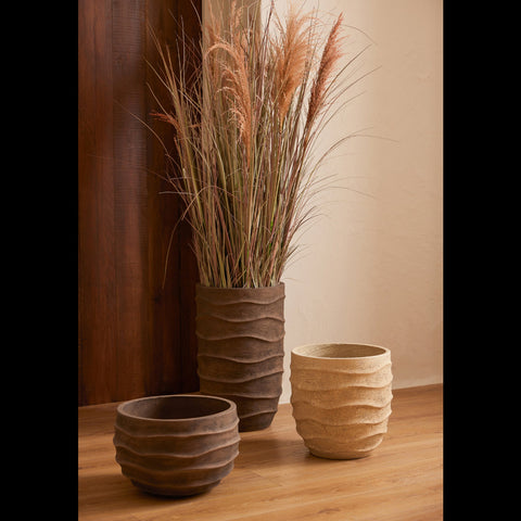 J-Line Waves bloempotten Sand Beige en Dark Brown gecombineerd in warm beige interieur
