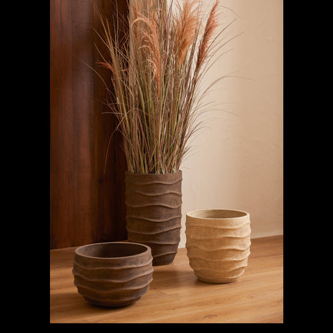J-Line Waves Dark Brown extra large bloempot gecombineerd met andere Waves bloempotten in warm beige interieur