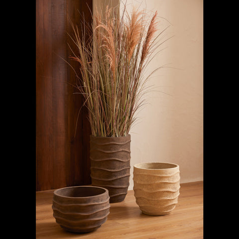 J-Line Waves Dark Brown small bloempot gecombineerd met beige Waves bloempotten in warm interieur