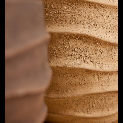 Detail van golvende waves structuur in J-Line bloempot Sand Beige medium van steen