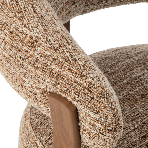 Detail van de afgeronde armleuning en bruine bekleding van de J-Line Foam zetel.