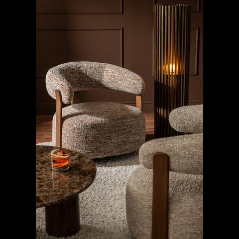 J-Line Foam zetel in bruin naast een bruine vloerlamp in een sfeervol interieur.