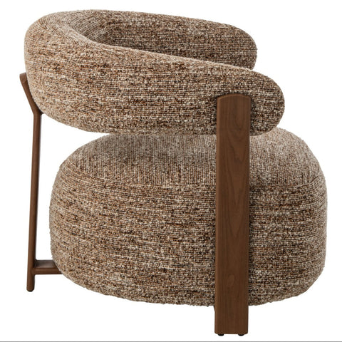 Zijaanzicht van de J-Line Foam zetel in bruin met houten armleuning.