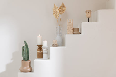 Kandelaar 'Pila' (large) van J-Line op trap in combinatie met decoratieve objecten