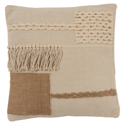 Vooraanzicht van het J-Line kussen ‘Franjes’ met patchwork in verschillende beige tinten en franjes