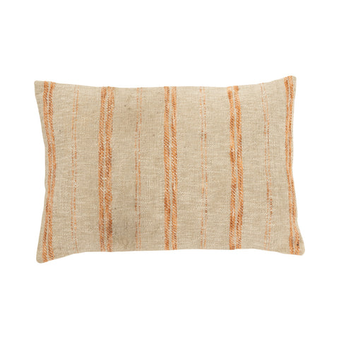Vooraanzicht van het J-Line langwerpig kussen ‘Linen Orange’ met beige achtergrond en oranje strepen.